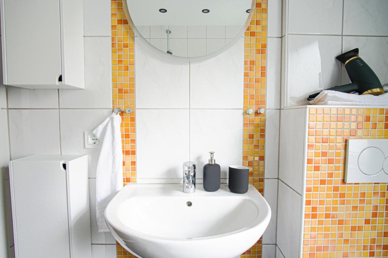 Homefy Bright And Cozy Holiday Apartment - Washer & Dryer - Free Parking Есен Екстериор снимка